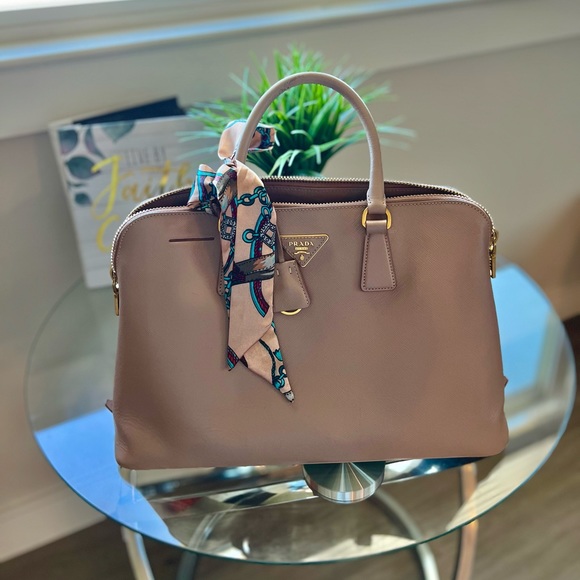 Prada Cammeo - Picture 1 of 9